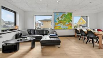 Een smart-tv, tafelvoetbal en een tafeltennistafel