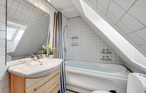 Combined shower/bathtub