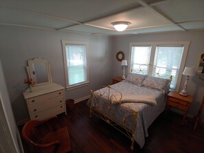 2 bedrooms, bed sheets - Red River Gorge Cottage (Pine Ridge)