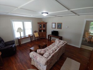 TV, DVD player - Red River Gorge Cottage (Pine Ridge)