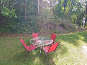 Outdoor dining - Red River Gorge Cottage (Pine Ridge)
