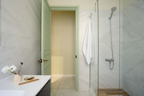 Baignoire, sèche-cheveux, serviettes fournies