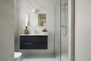 Een douche, een haardroger, handdoeken