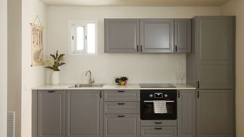 Een magnetron, een oven, een vaatwasser