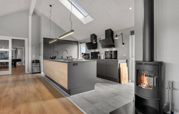 Refrigerador, parrilla de estufa, lavavajillas y cafetera y tetera 