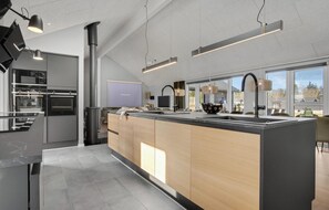 Refrigerador, parrilla de estufa, lavavajillas y cafetera y tetera 