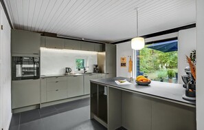Køleskab, mikrobølgeovn, ovn, kogeplade