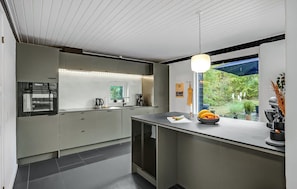 Køleskab, mikrobølgeovn, ovn, kogeplade