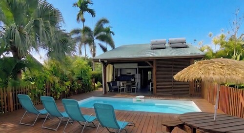 🌟 Ocean & Pool View: Your Charming Bungalow 