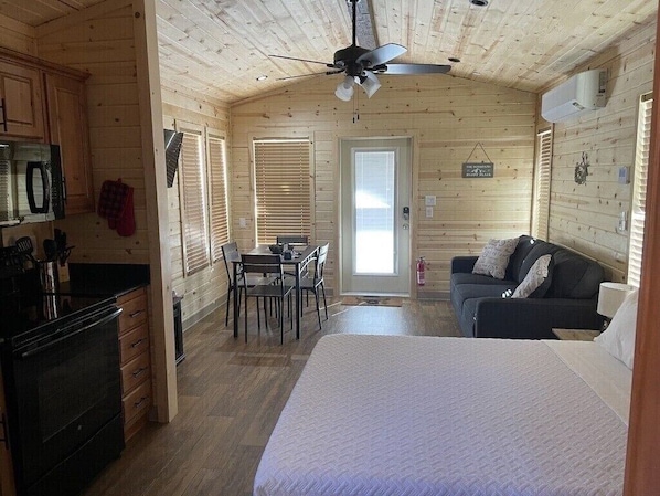 1 bedroom, free WiFi, bed sheets - Mt Lemmon Summerhaven Pet Friendly Cabin 15 (Mount Lemmon)