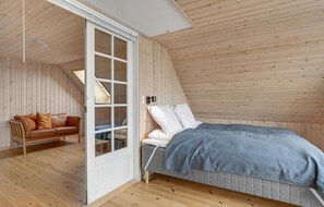 6 bedrooms, travel crib, free WiFi - Beautiful home in Allinge with WiFi (Allinge)