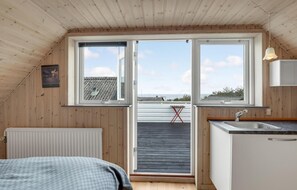 6 bedrooms, travel crib, free WiFi