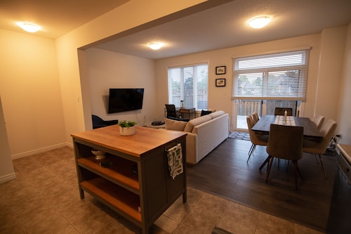 Modern & Cozy Retreat -Lake Ontario & Wine Country