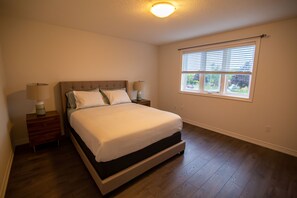 3 bedrooms, iron/ironing board, free WiFi, bed sheets - Modern & Cozy Retreat -Lake Ontario & Wine Country (Grimsby)