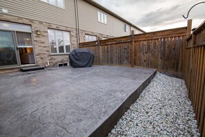 Property grounds - Modern & Cozy Retreat -Lake Ontario & Wine Country (Grimsby)