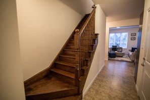 Interior - Modern & Cozy Retreat -Lake Ontario & Wine Country (Grimsby)