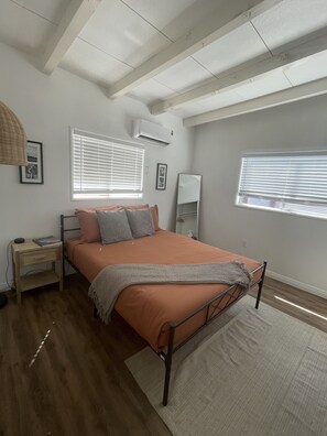 2 habitaciones, escritorio, tabla de planchar con plancha y wifi