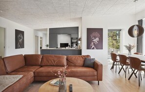 Smart-TV, Tischfußball, Tischtennisplatte