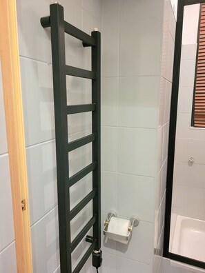 Dusche, Haartrockner, Handtücher, Seife