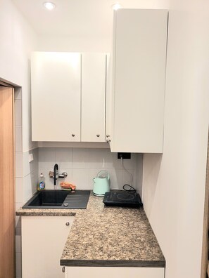 Frigorífico, microondas, cafetera o tetera y hervidor eléctrico
