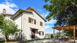 A two-story house with a covered patio area. - Gorgeous home in Giove (Giove)
