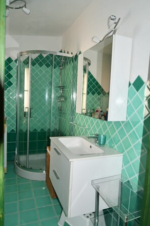 Dusche, Haartrockner, Bidet, Handtücher