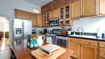 Réfrigérateur, micro-ondes, four, plaque de cuisson