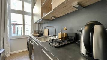 Fridge, oven, stovetop, dishwasher