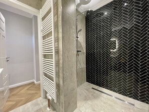 Douche, séchoir à cheveux, serviettes fournies, savon