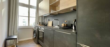 Réfrigérateur, un four, surface de cuisson, lave-vaisselle