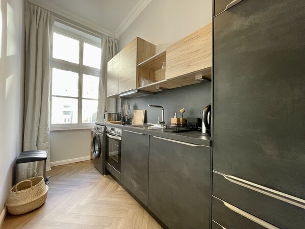 Fridge, oven, stovetop, dishwasher