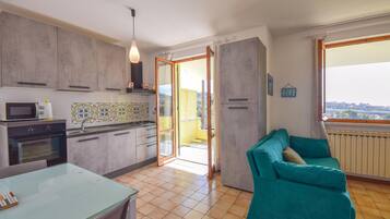 Frigorifero, forno, piano cottura, lavastoviglie