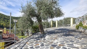 A stone-paved pathway leading to a gate, surrounded by metal railings and a tree. - 2 bedroom stunning home in Chiavari (Chiavari)