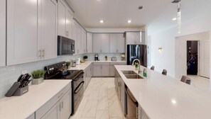 Fridge, microwave, oven, stovetop - ADVENTURE AND BEAUTIFUL AT STOREY LAKE - 6BR/5BA (Kissimmee)