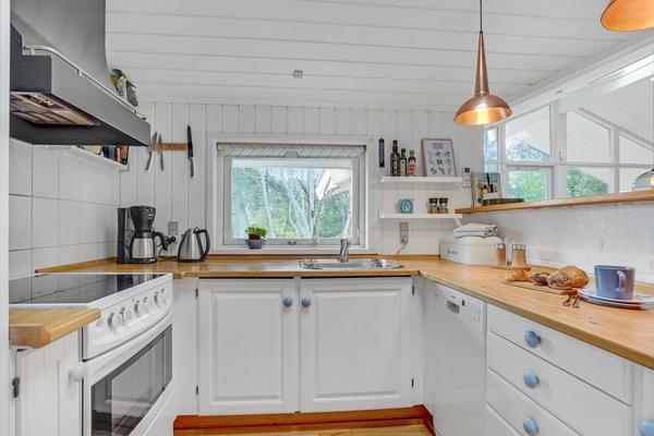 Kylskåp, ugn, spishäll och diskmaskin