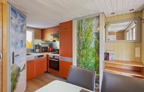 Fridge, microwave, stovetop, dishwasher - Nice home in Zeulenroda-Triebes with sauna (Zeulenroda-Triebes)