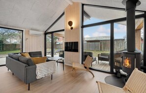 Fernseher, Kamin, Tischfußball