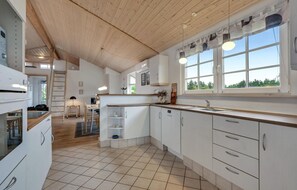 Réfrigérateur, micro-ondes, plaque de cuisson, lave-vaisselle