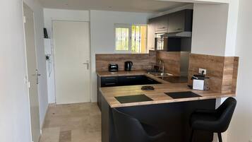 KĂŒhlschrank, Mikrowelle, Ofen, Herdplatte