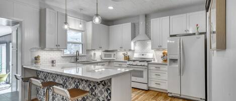 Jääkaappi, mikroaaltouuni, uuni, astianpesukone