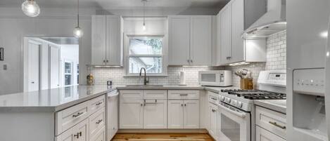 Réfrigérateur, micro-ondes, four, lave-vaisselle