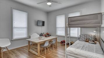 3 makuuhuonetta, työpöytä, silitysrauta/-lauta, Wi-Fi