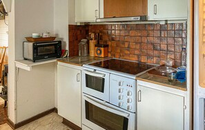Frigorífic, placa de cuina i cafetera i tetera 