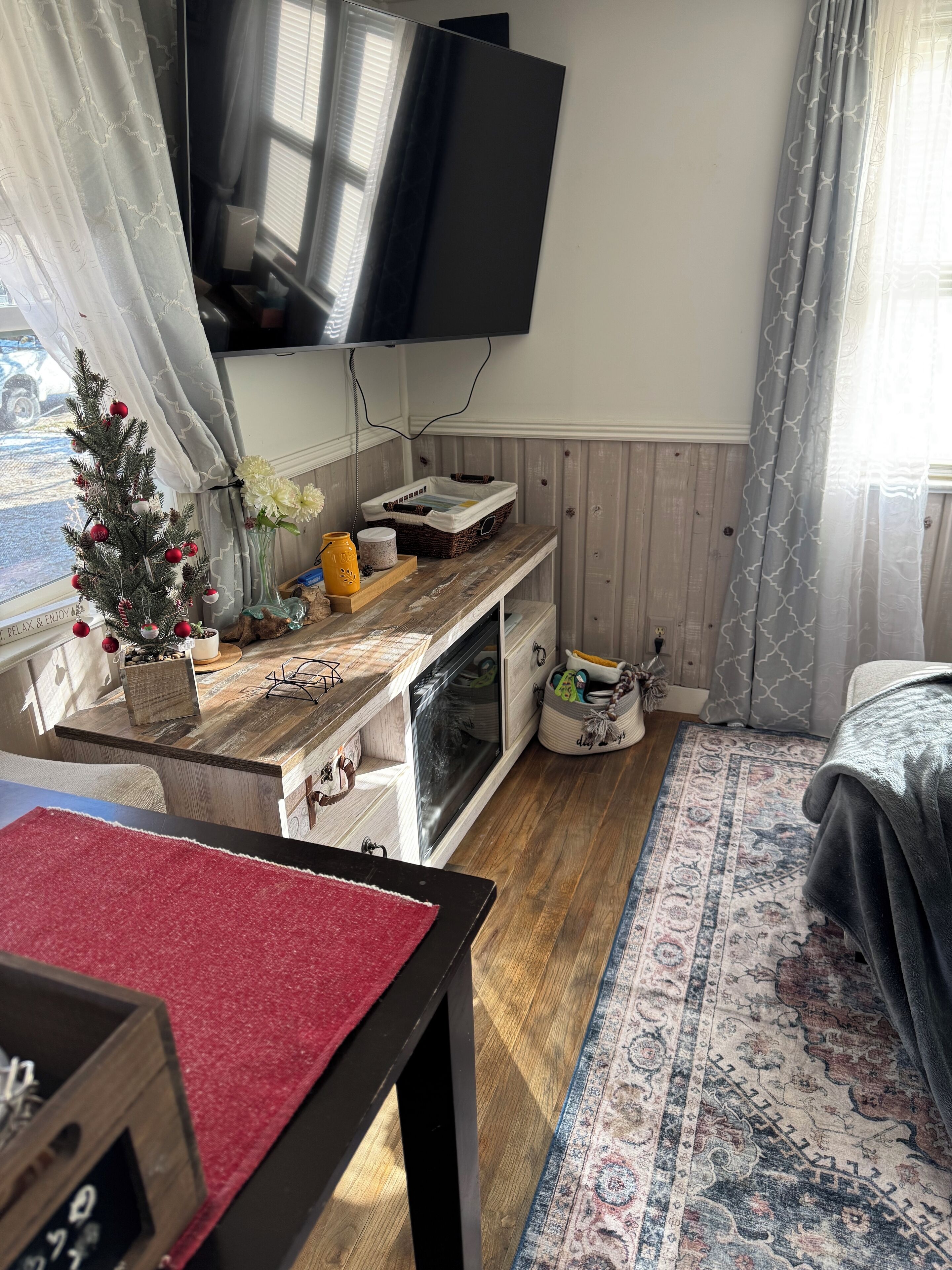 Een smart-tv, een open haard, boeken en een computerscherm