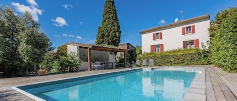 Piscine extérieure, piscine chauffée, chaises longues