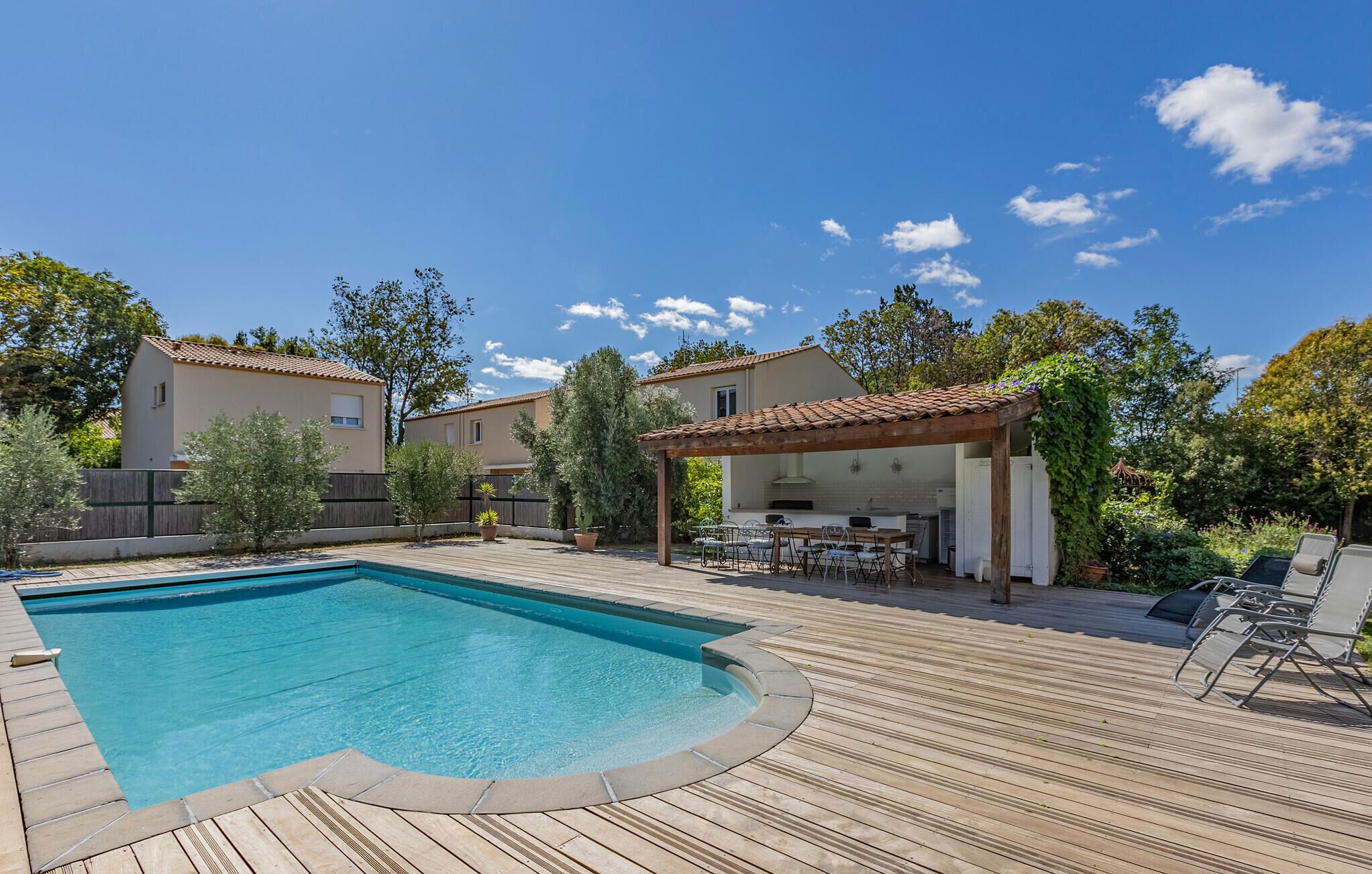 Piscine extérieure, piscine chauffée, chaises longues