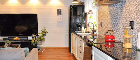 Jääkaappi, astianpesukone, kahvin-/teenkeitin