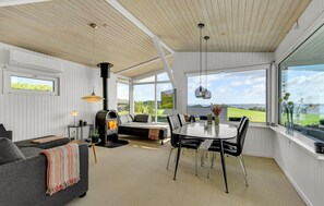 Smart TV, fireplace - Beautiful home in Aabenraa with WiFi (Aabenraa)