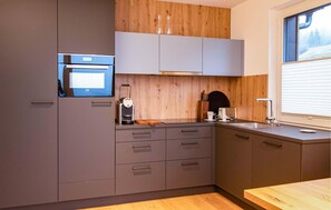 Kühlschrank, Mikrowelle, Herdplatte, Geschirrspüler