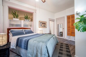 1 bedroom, iron/ironing board, free WiFi, bed sheets - Updated Historical apartment close to a park and two blocks from the best dining (Dayton)